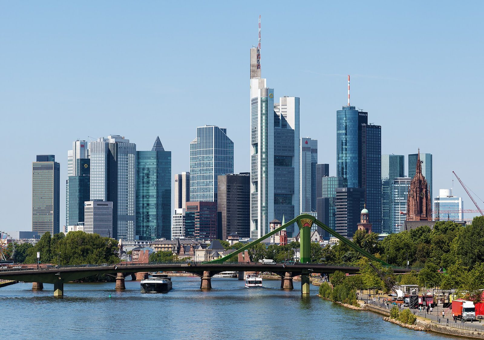 Skyline von Frankfurt am Main bei Tag, Blick über den Main mit Hochhäusern im Bankenviertel