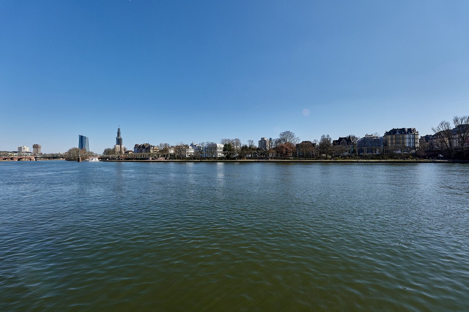 Blick über den Main auf die Mainseite Sachsenhausens und die Altstadt von Frankfurt am Main